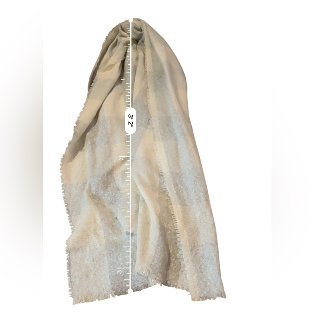 Old Navy NWT Plaid Scarf White Gray Raw Edge Soft Unisex Lightweight Fall Winter - Picture 3 of 3
